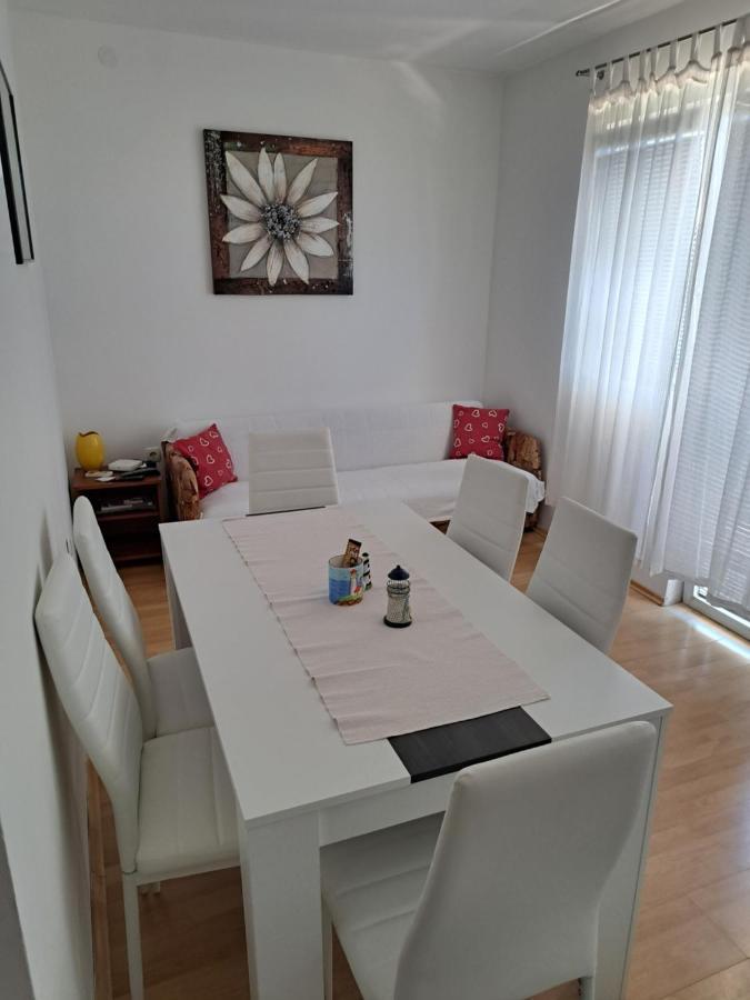 Apartmani Postonjski ปริฟลากา ภายนอก รูปภาพ